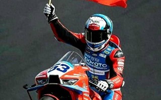 张雪机车夺冠刷屏！演员尹正发文祝贺创始人张雪回应：资金有限无法邀您代言我们把这台820赠送给您